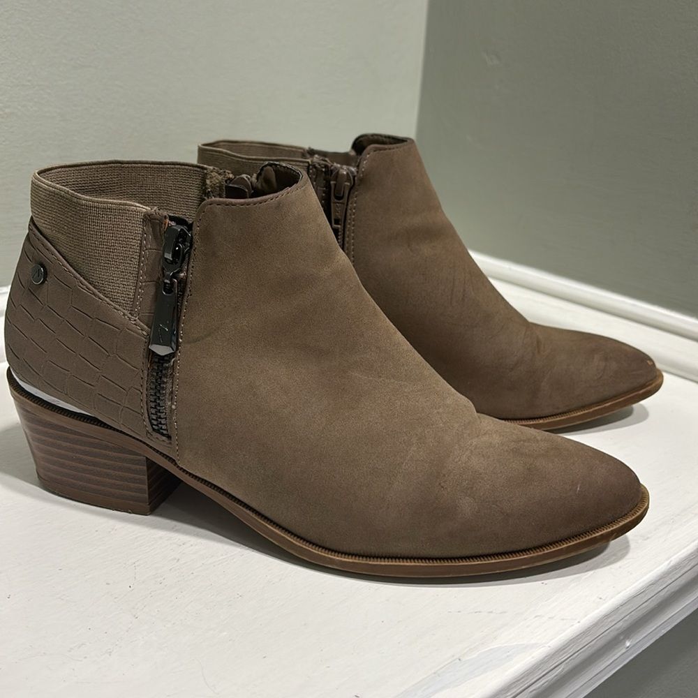 Simply Vera Luxe Comfort Tan Faux Suede Distressed Women's Boots-size 8.5